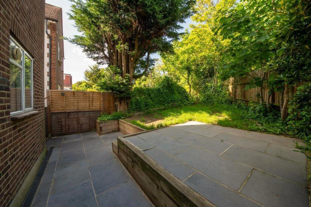 Vibrant & Stylish Mill Hill East Pad Appartement Hendon Buitenkant foto